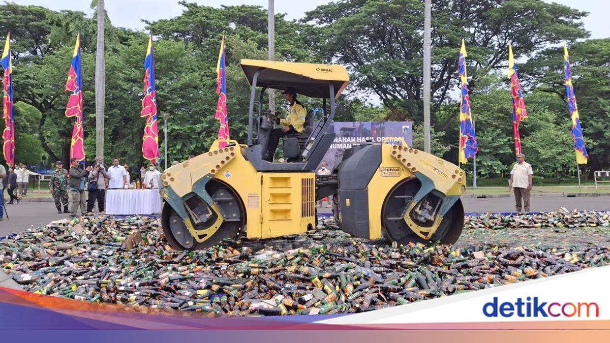 Satpol PP DKI Musnahkan 9.712 Miras Ilegal Hasil Operasi Tahun 2024