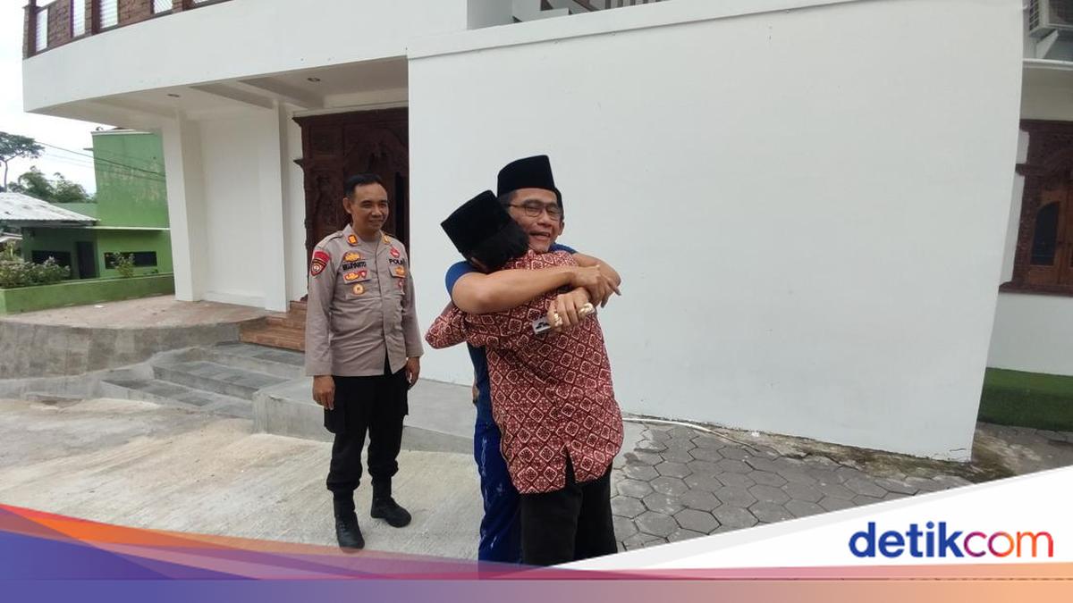 Giliran Sunhaji Penjual Es Teh Kunjungi Gus Miftah di Ponpes Ora Aji
