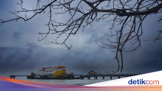 Jelang Libur Nataru, Pengguna Kapal Feri Diminta Waspada Cuaca Ekstrem