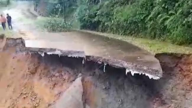 Jalan Menuju Wisata Negeri di Atas Awan Lebak Terputus Akibat Longsor