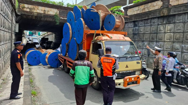 Truk Tersangkut di Underpass Ciputat, Muatan Gulungan Kabel Tutupi Jalan