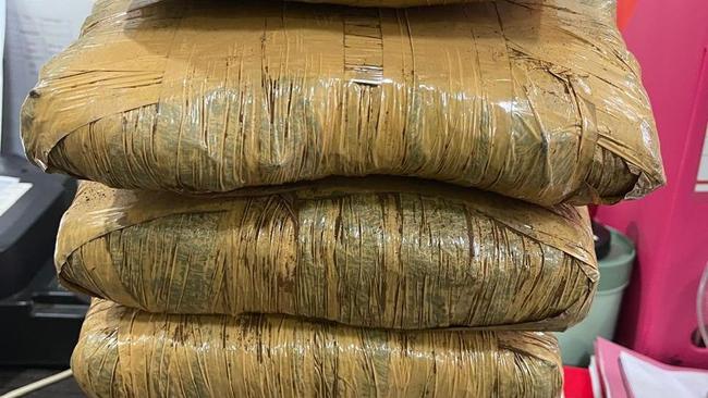 Driver Ojol di Bogor Ditangkap Saat Ambil Ganja 5,2 Kg dari Gerobak Mi Ayam