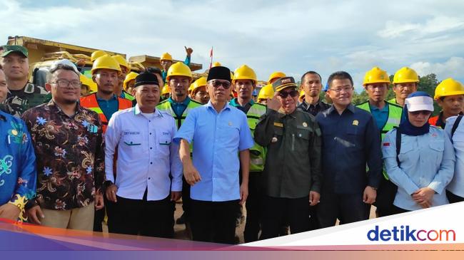 Kunker ke Kaltim, Mendes Yandri Serahkan Bantuan Alat Berat-Resmikan KUD