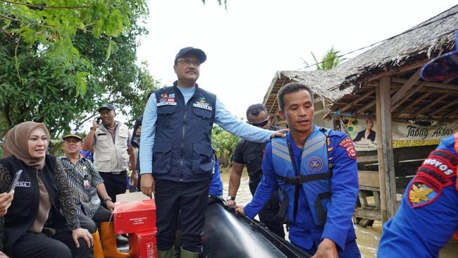 Naik Perahu Karet, Mensos Salurkan Bantuan untuk Korban Banjir Pandeglang