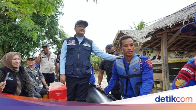 Naik Perahu Karet, Mensos Salurkan Bantuan untuk Korban Banjir Pandeglang