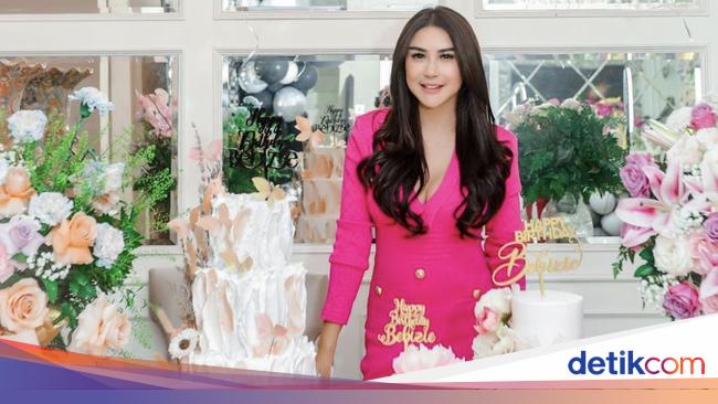 Bebizie Saat Pose Manis dengan Kue Ulang Tahun Cantik