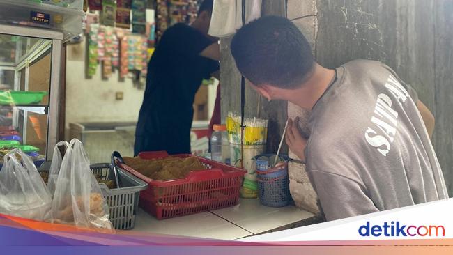 Unik! Begini Cara Beli Makanan di Warung Tembok Bolong