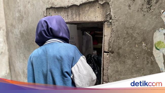 Lariis! Warung Tembok Bolong di Belakang Mall Ini Jual 400 Gorengan