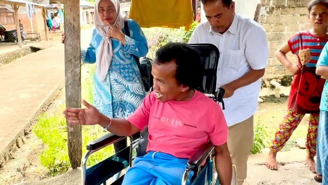 Andre Rosiade Kirim Kursi Roda untuk Pemuda Penderita Polio di Sumbar