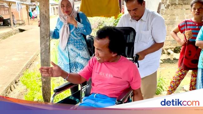 Andre Rosiade Kirim Kursi Roda untuk Pemuda Penderita Polio di Sumbar