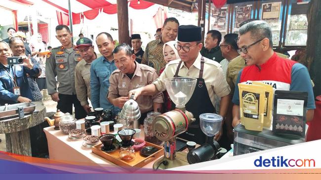 Mendes Yandri Tanam-Racik Kopi Luwak BUMDes Mekar Jaya di Desa Prangat Baru