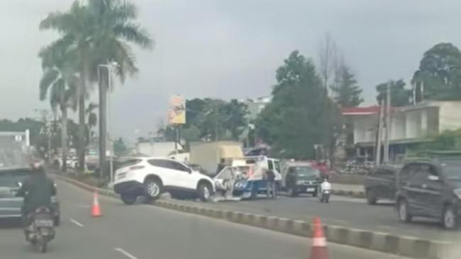 Mobil Tabrak Pembatas Jalan di Sentul gegara Pengemudi Tidak Konsentrasi