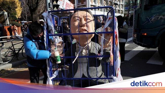 韓国大統領逮捕をめぐる綱引き