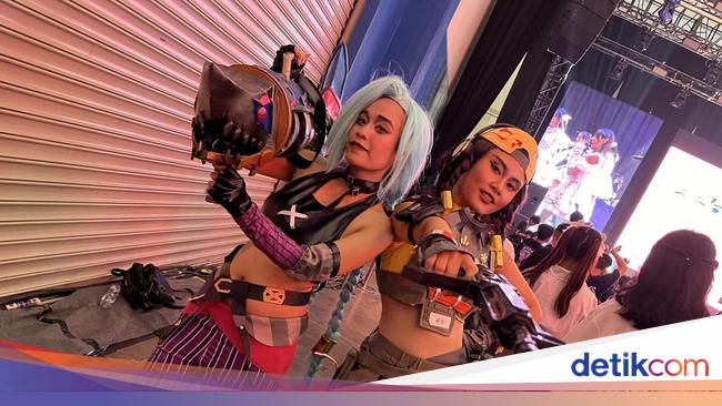 Aksi Keren Cosplayer Ramaikan Indonesia Game Festival 2024