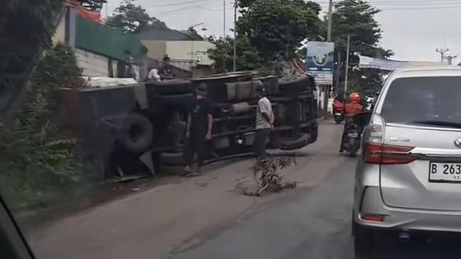 Dua Truk Adu Banteng hingga Terperosok ke Parit di Cileungsi Bogor