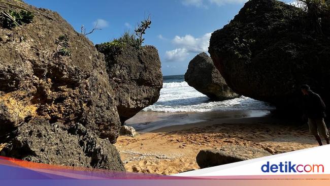 Potret Pantai Mbuluk, Hidden Gem Cantik di Balik Tebing Batu Gunungkidul