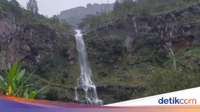 Penjelasan BMKG soal Muncul Air Terjun Dadakan di Gunung Agung Bali