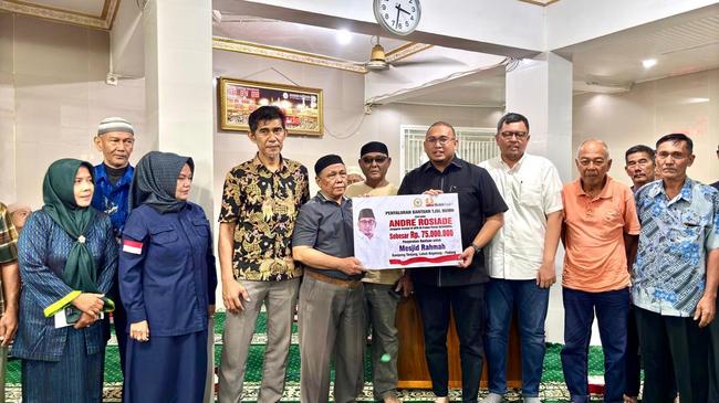 Andre Rosiade Bantu Rehab Kubah Masjid  Bagi-bagi Sembako di Lubeg Padang