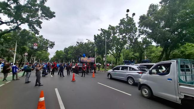 Massa Buruh Demo di Depan Balai Kota Jakarta, Sempat Blokir Jalan