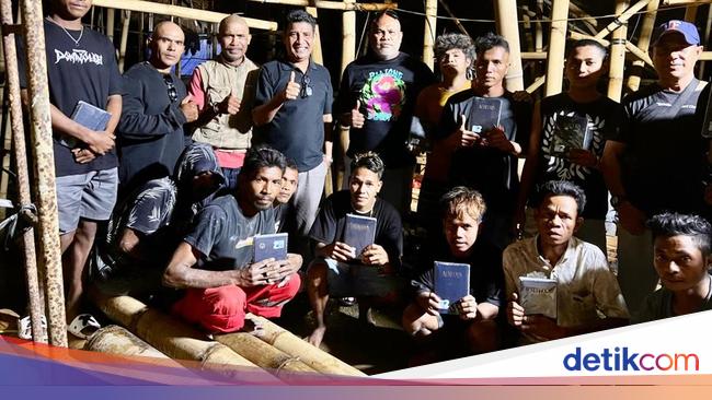 Forum Pemuda NTT Bagi-bagi Alkitab ke Pekerja Asal Sumba di Bali