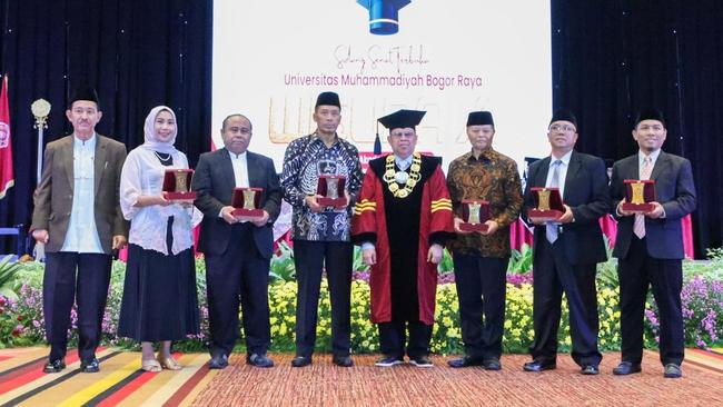 Hadiri Wisuda Umbara, HNW: Semoga Kiprah Muhammadiyah Semakin Mengglobal