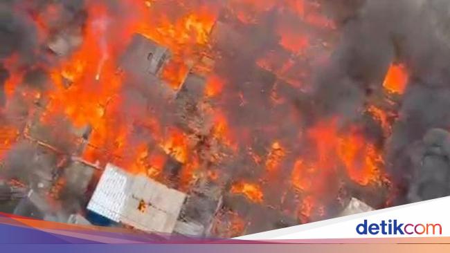 Child Cries, Asks to Go Home After House Destroyed by Fire in Jakarta