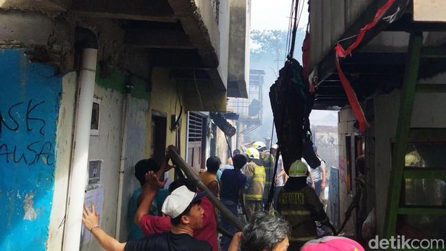 Kebakaran di Permukiman Padat Kemayoran Hampir Padam, Damkar Sisir Sisa Api