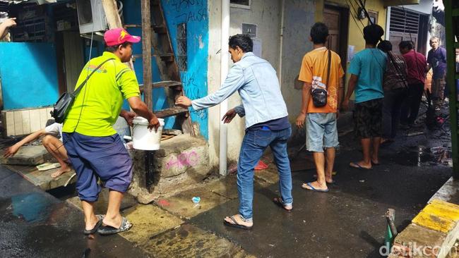 Warga Ramai-ramai Bantu Padamkan Kebakaran di Permukiman Padat Kemayoran