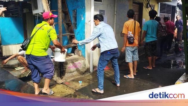 Warga Ramai-ramai Bantu Padamkan Kebakaran di Permukiman Padat Kemayoran