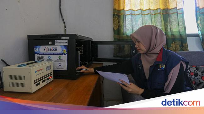 Layanan di Kantor Camat Wawonii Serba Sat-set Lewat WA