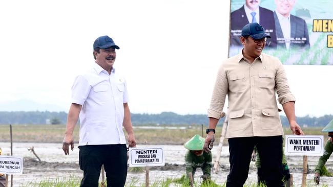 Kunker ke Blora, Menteri Agus Tanam Padi Serentak hingga Ziarah Makam Orang Tua