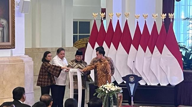 Prabowo Serahkan DIPA dan TKD 2025 secara Digital Didampingi Gibran-Luhut