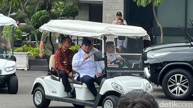 Saat Prabowo Keliling Istana Naik Buggy Car Disopiri Mayor Teddy