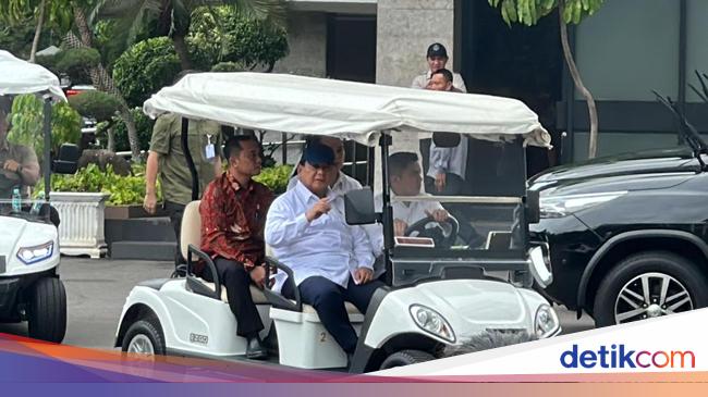 Saat Prabowo Keliling Istana Naik Buggy Car Disopiri Mayor Teddy