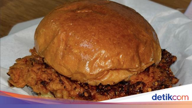 Unik! Sensasi Makan Burger Juicy di Rumah Tradisional Warga Bali