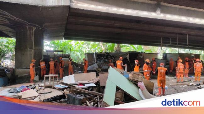 Bayi Telantar Ditemukan Saat Kolong Tol Angke Dibersihkan