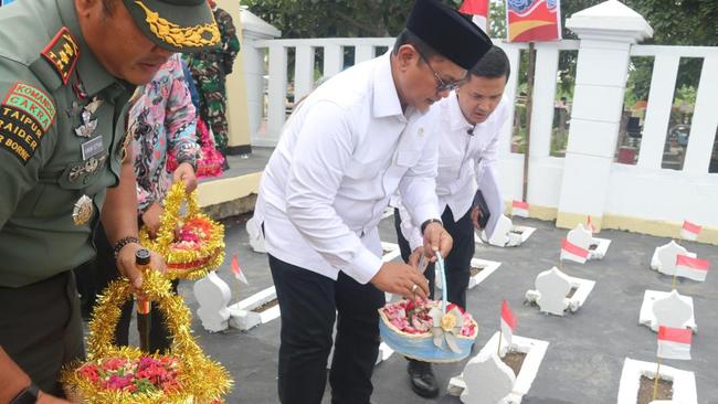 Hari Bhakti Transmigrasi, Wamen Ziarah di Makam Pionir Transmigrasi Sukra