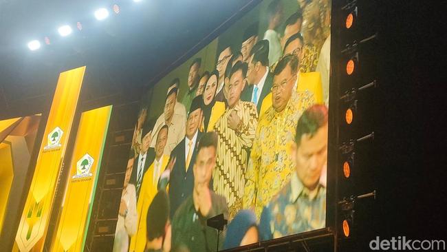 Bahlil Sapa Prabowo di HUT Golkar: Jas Boleh Hitam, tapi Dasi Tetap Kuning