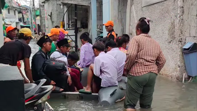 Banjir Rob Rendam Muara Angke, Anak Sekolah Dievakuasi Perahu Karet