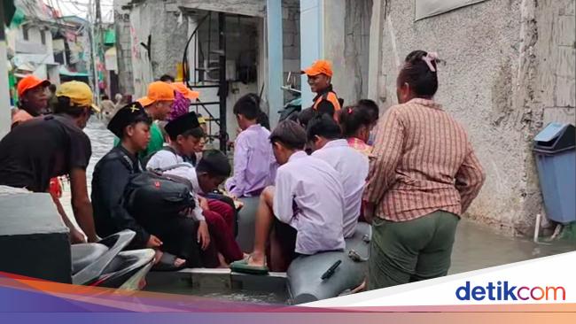 Banjir Rob Rendam Muara Angke, Anak Sekolah Dievakuasi Perahu Karet