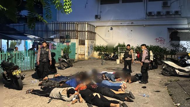 Remaja Konvoi Bawa Sajam di Jakbar Diciduk Polisi, Ternyata Mau Tawuran