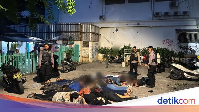 Remaja Konvoi Bawa Sajam di Jakbar Diciduk Polisi, Ternyata Mau Tawuran