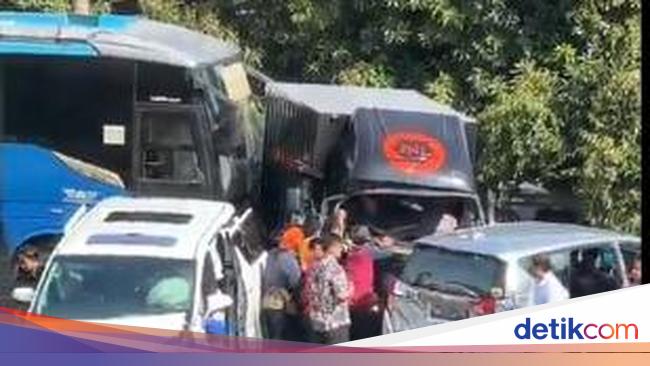 Tabrakan Beruntun di Tol Dalkot Libatkan 6 Kendaraan, 3 Orang Terluka