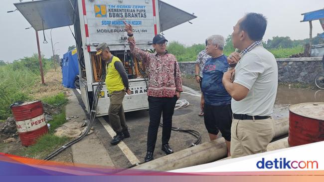 Atasi Banjir, Pemkot Mojokerto Pakai Pompa Air-Bantu Warga Evakuasi