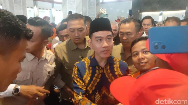 Paspampres Bantah Usir Jemaah Saat Gibran Salat Jumat di Semarang