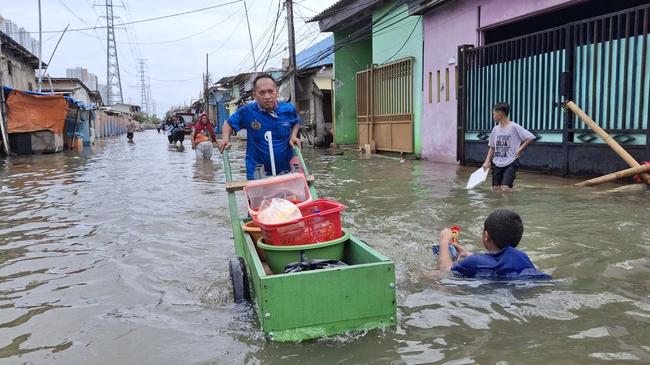 Warga Jakut Kalang Kabut Dihantui Banjir Air Pasang