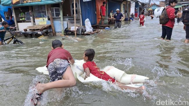 Banjir Rob Malah Jadi Waterboom Gratisan bagi Anak-anak Muara Angke