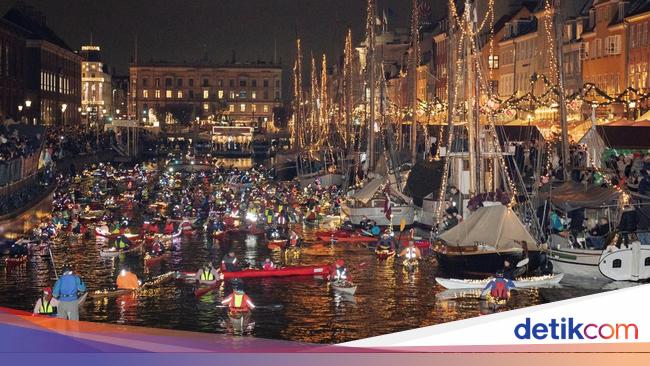 Kayak Berhias Lampu Natal Terangi Kanal-kanal di Kopenhagen