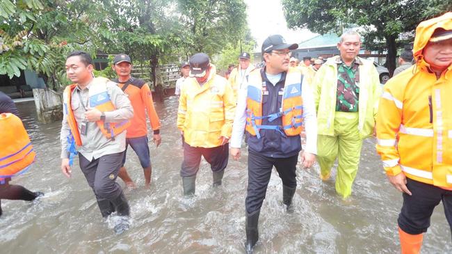 Mensos Tinjau Banjir Jombang-Mojokerto, Pastikan Pengungsi Dilayani Baik