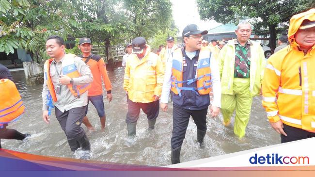 Mensos Tinjau Banjir Jombang-Mojokerto, Pastikan Pengungsi Dilayani Baik